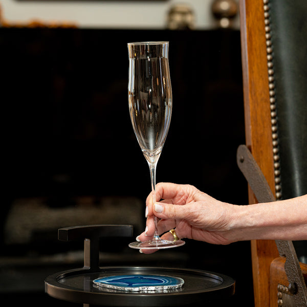 How to Hold a Champagne Glass: 3 Methods for Flavor and Temperature