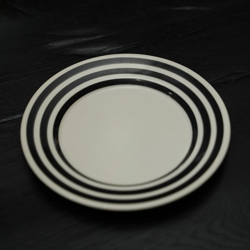 La Vuelta Dessert Plate, White/Black